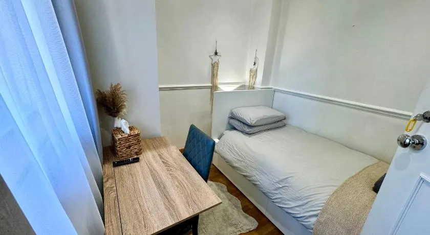 Cosy Single Room for ONE person - Image 1