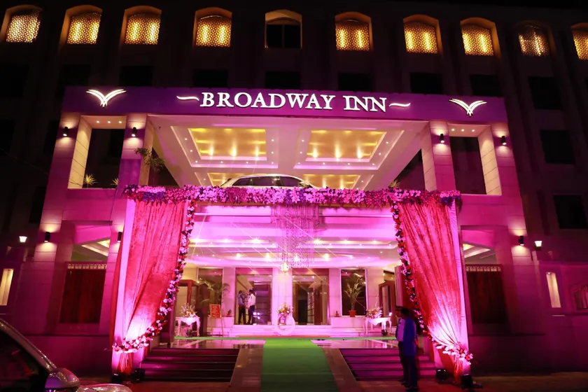 Hotel Broadway Inn - Image 1