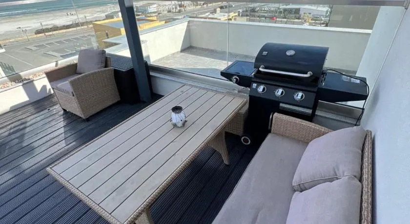 Luxury apartment with sea view - Image 1
