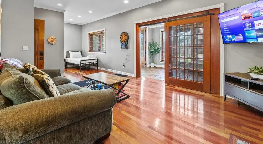 Huge Downtown Retreat with Free Parking - Image 1
