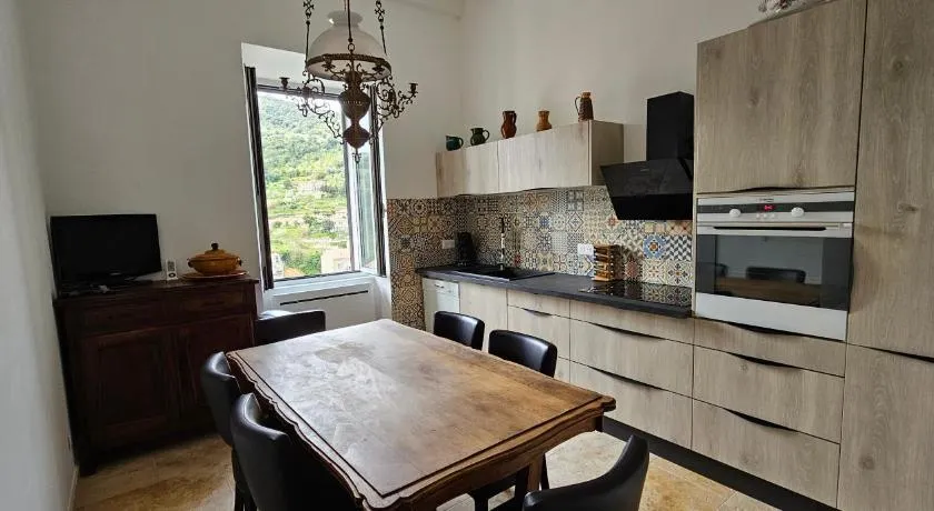 Bel & ancien appartement T3 rénové dans Sartène - Image 1
