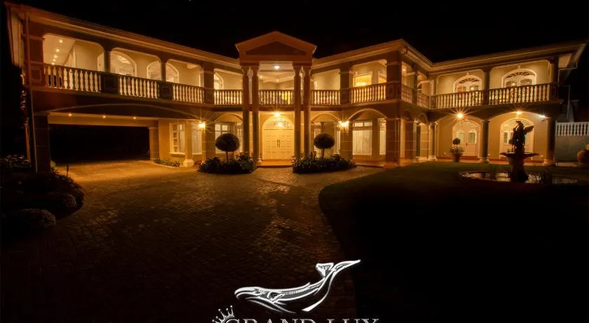Grand Lux Boutique Manor - Image 1