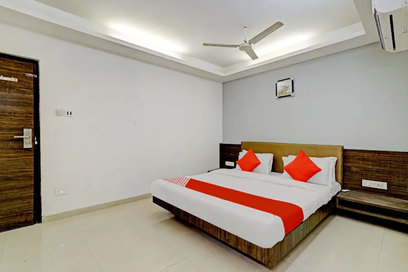 OYO 80388 Hotel Royal Inn - Image 1