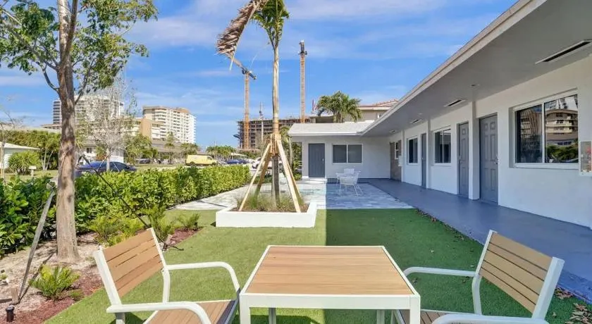 Pelican Studio with Full Kitchen and Patio - Image 1