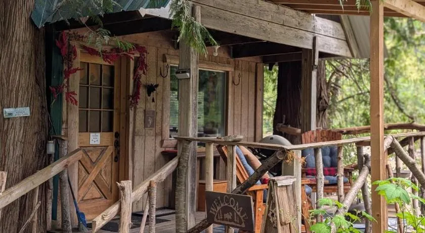 Magnolia Cottage Bigfoot Hideaway - Image 1