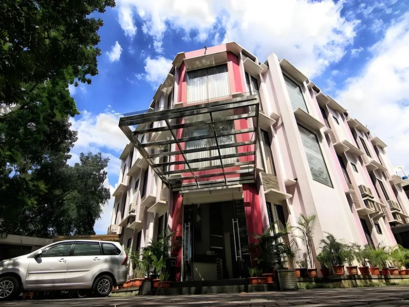 Latief Inn Hotel - Image 1