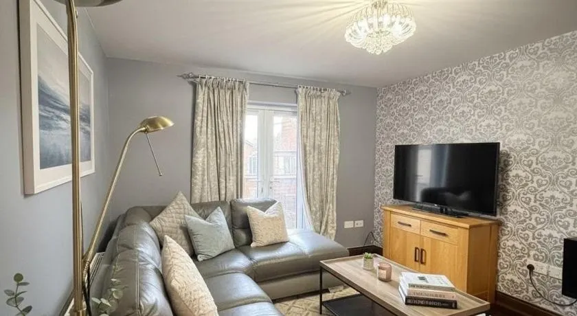 Comfy, cosy n spacious house in Old Town, Swindon - Image 1