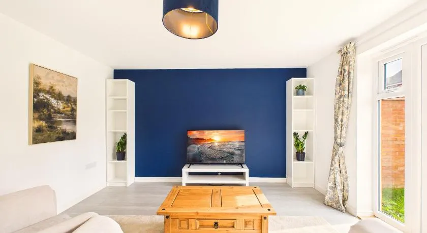 Modern 4-Bed Home with Garden and Parking - Image 1
