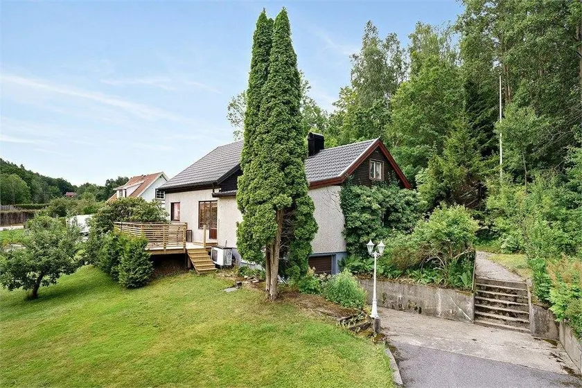 Beutiful house with large garden . - Image 1