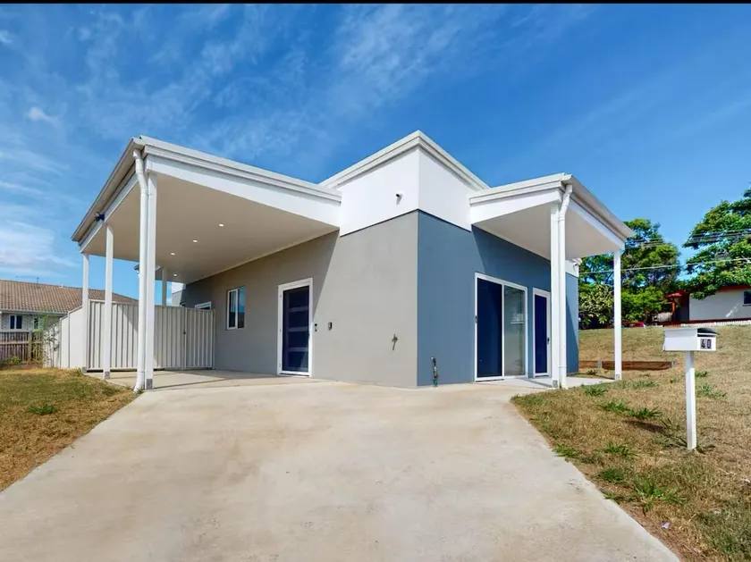 Private Spacious Family Home Near Train Station - Image 1