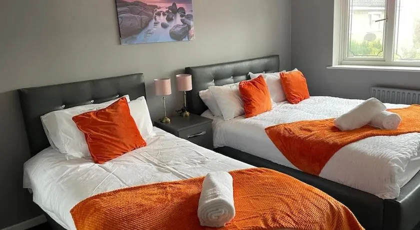 Tipton 2 Bedroomed long Stay Pad van or car free parking - Image 1
