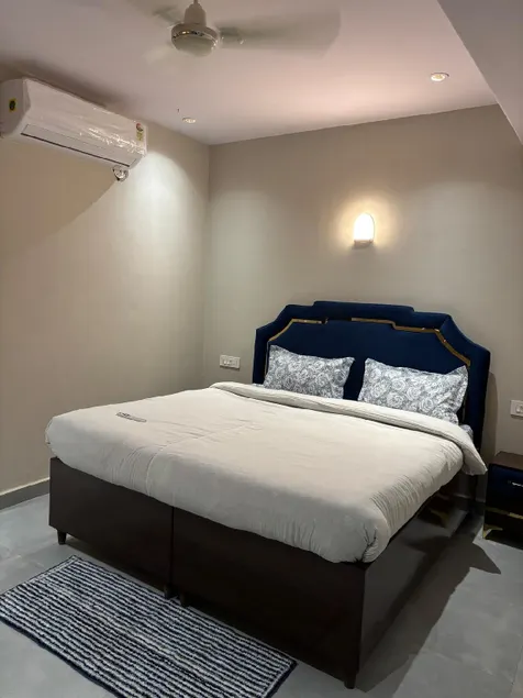 Modern Cozy Studio with King Bed & Kitchenette - Image 1