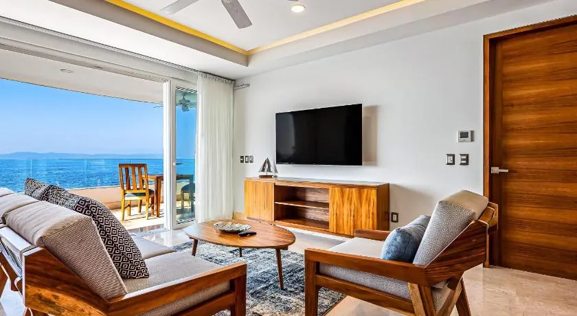 Lavish seaside escape with oceanfront views, amazing pool & pool spa - Image 1