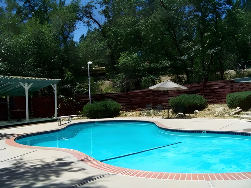 Golden Chain Motel - Image 1