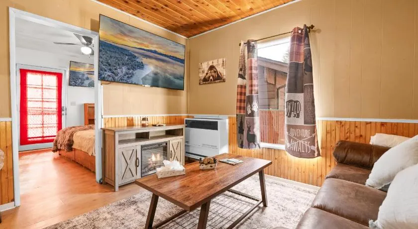 Hideaway Cabin - Cozy romantic cabin perfect for couples - Image 1