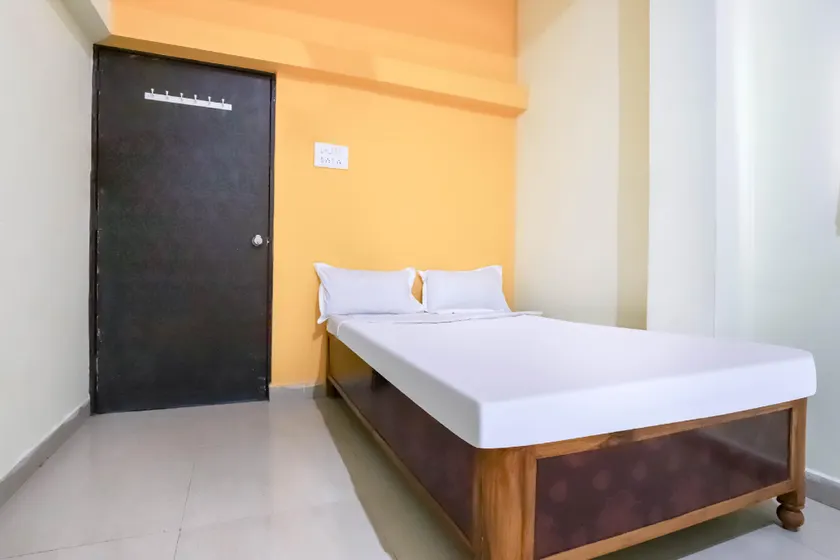 SPOT ON The 7 Days Hotel - Image 1