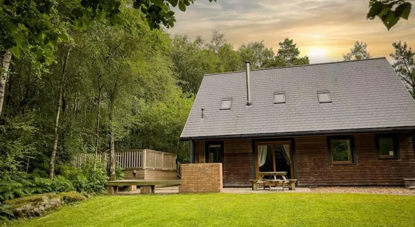 Ellastone, woodland lodge with hot tub for 8 - Image 1