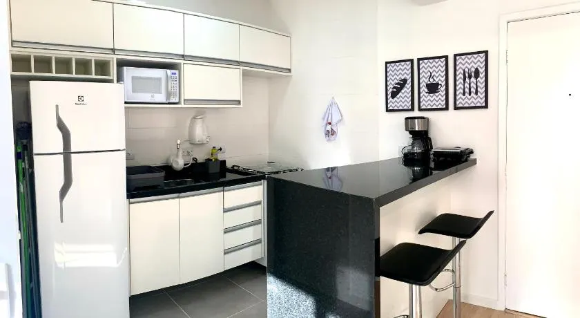 505 - Apartamento Lindo, amplo e decorado, mobiliario moderno, cozinha completa com utensílios , Excelente vista da cidade e localização privelegiada no bairro Bigorrilho proxímo de shopping e parques - Image 1
