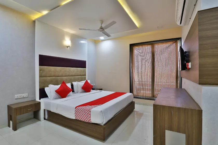 OYO 35982 Hotel Blue Rock - Image 1