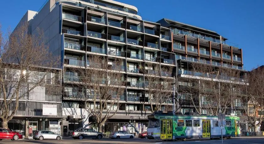 Modern Quiet 1 & 2 Bed Apt Opposite Albert Park - Image 1