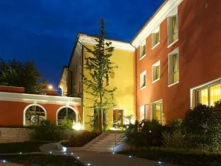 Sweet Hotel - Image 1