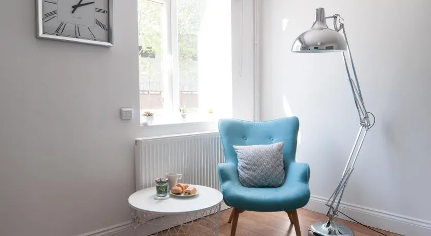 The Wellington - Stylish 3-Bedroom House, Sleeps 8, Ideal for Professionals - Image 1