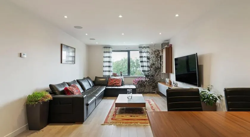 1-Bed Spacious Flat, North London, 15 Minutes to Central - Image 1
