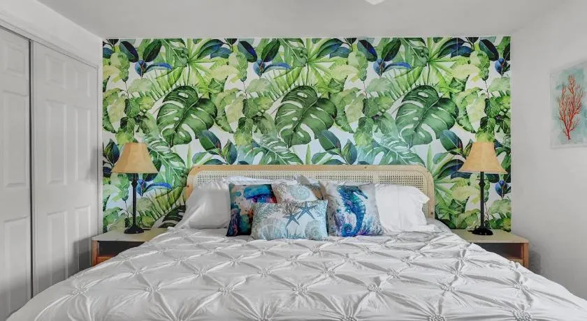 Newly Renovated 2 Bed with Beach Supplies, Trailer Space, Walk to Beach - Image 1