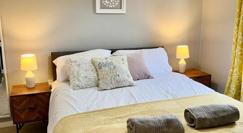 Canada House - Sleeps 6 -3 King or 6 Single Ideal for contractors - Image 1