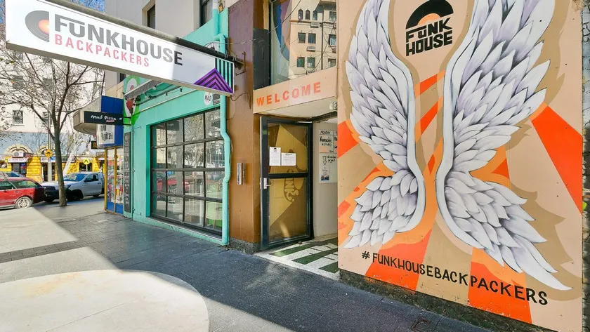 Mad Monkey Downtown - Image 1