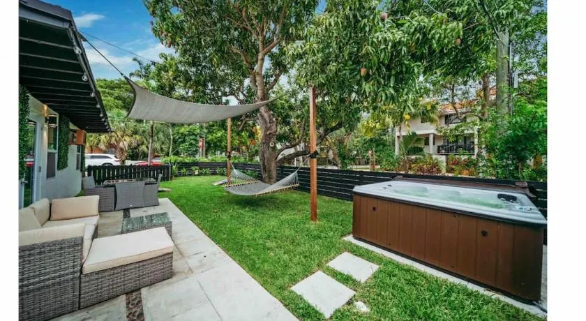 Mango Lovers Zen Beach Retreat w Hot Tub - Image 1