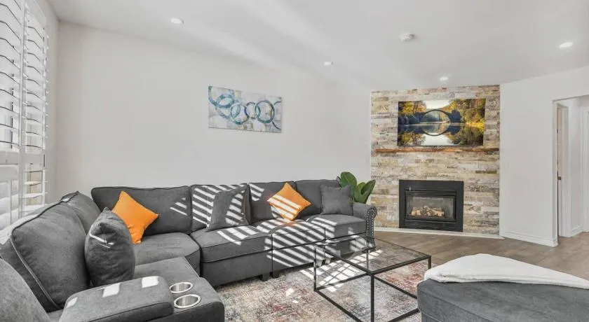 Luxe 4BR Retreat w Heated Pool Hot Tub and BBQ - Image 1