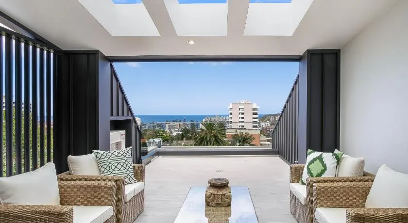Penthouse Views Ocean Harbour, Designer 2 Bed 2 Bath w Parking - Image 1