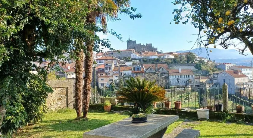 Casa de piedra con jardín - Image 1