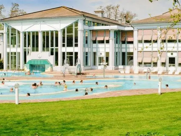 Kurhotel Im Park - Image 1