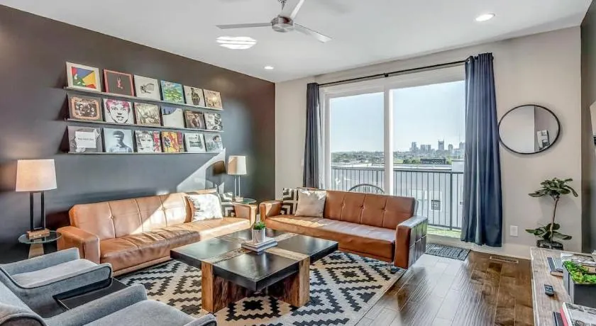 Big NEW and Modern with Skyline View Mural and Ping Pong - Image 1