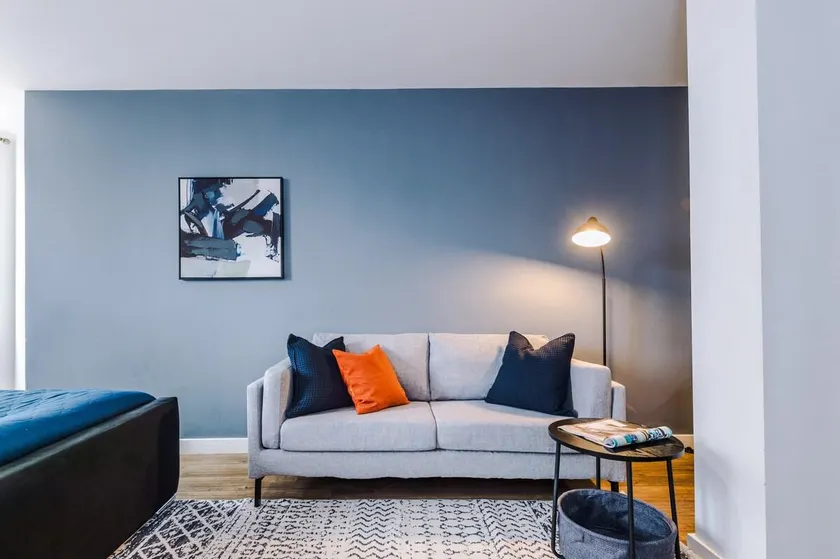 Centrally located studio by Moorfields Station - Image 1