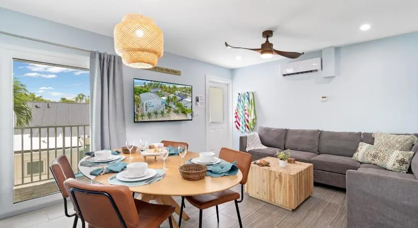 Sea Breeze - Pet Friendly, Located in Siesta Key Village, Steps to Siesta Key Beach! - Image 1