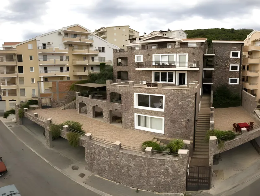Contessa Apartments - Image 1