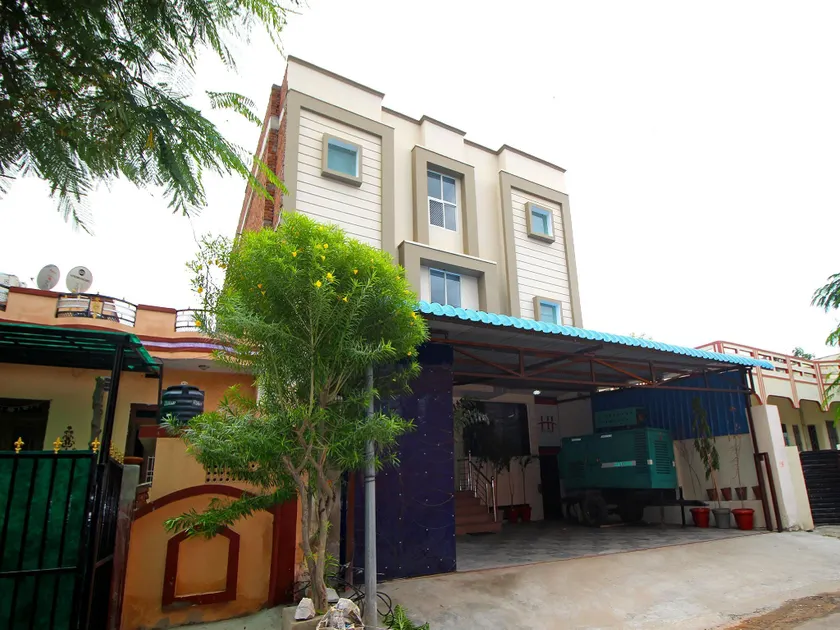 OYO Flagship 9231 Hotel Jinesh - Image 1