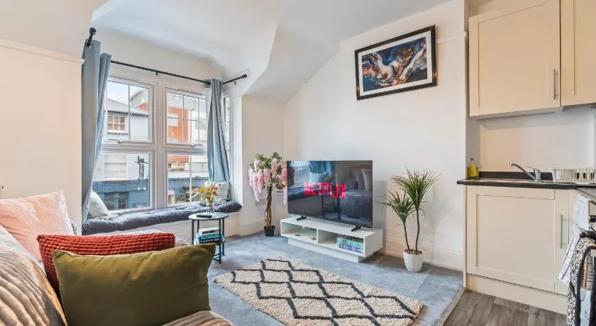 1Bedroom Maisonette - Sleeps 4 - 2 Toilets - Fast WiFi - Image 1