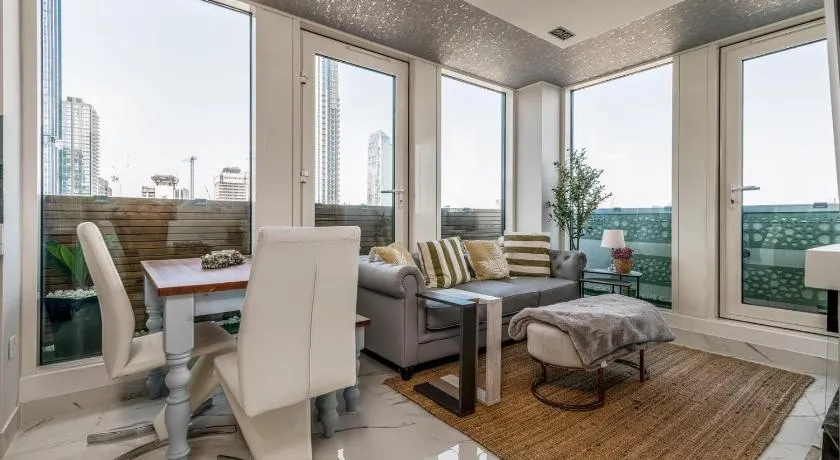 Canary Wharf Retreat with Free Secure Parking - Image 1