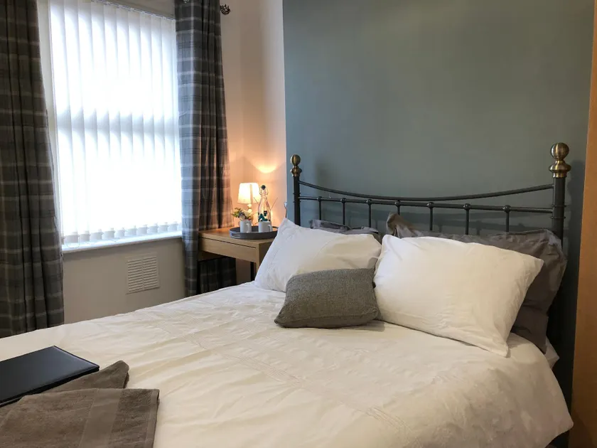 Thirlmere House - Air Host & Stay - 5 Bedrooms - Image 1