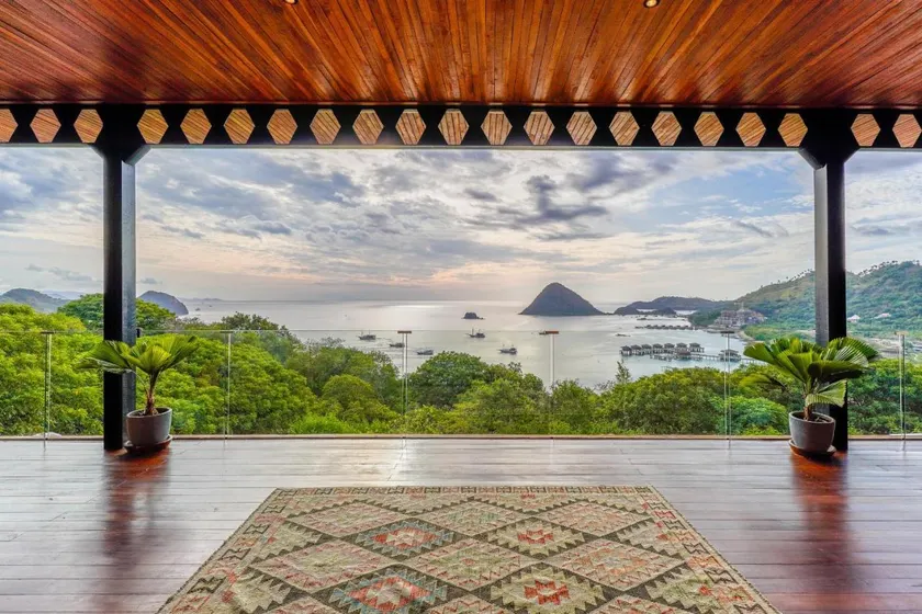 Paradise Garage Komodo Villa - Image 1