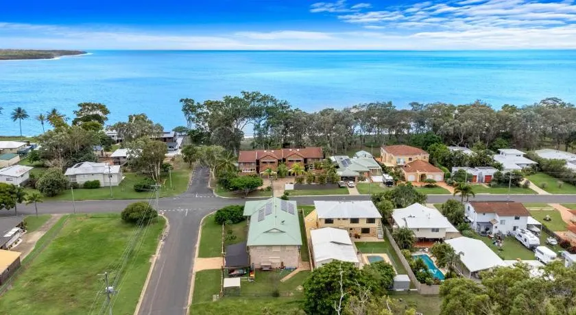 Coastal Bliss - 6 Beds Holiday House - Image 1