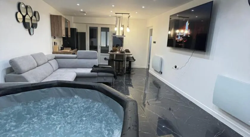 Appartement hors du commun avec son jacuzzi - Image 1