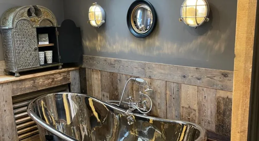 The Cocktail Lounge at Cheshire Boutique Bathhouse - Image 1