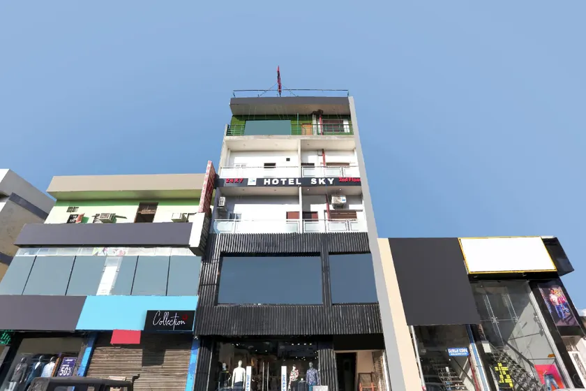 Collection O Sky Hotel - Image 1