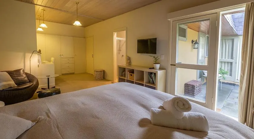 Cygnet, Studio on Sturt - Image 1