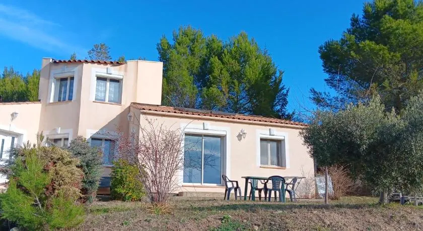 Maison rénovée avec terrasse et jardin privé, aéroport et Aix-en-Provence à 15 minutes - Image 1